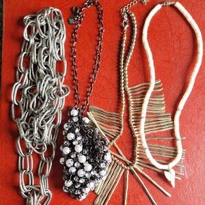 Mixed Metallic and White Women's Necklace Set - Multi-Chain Layering